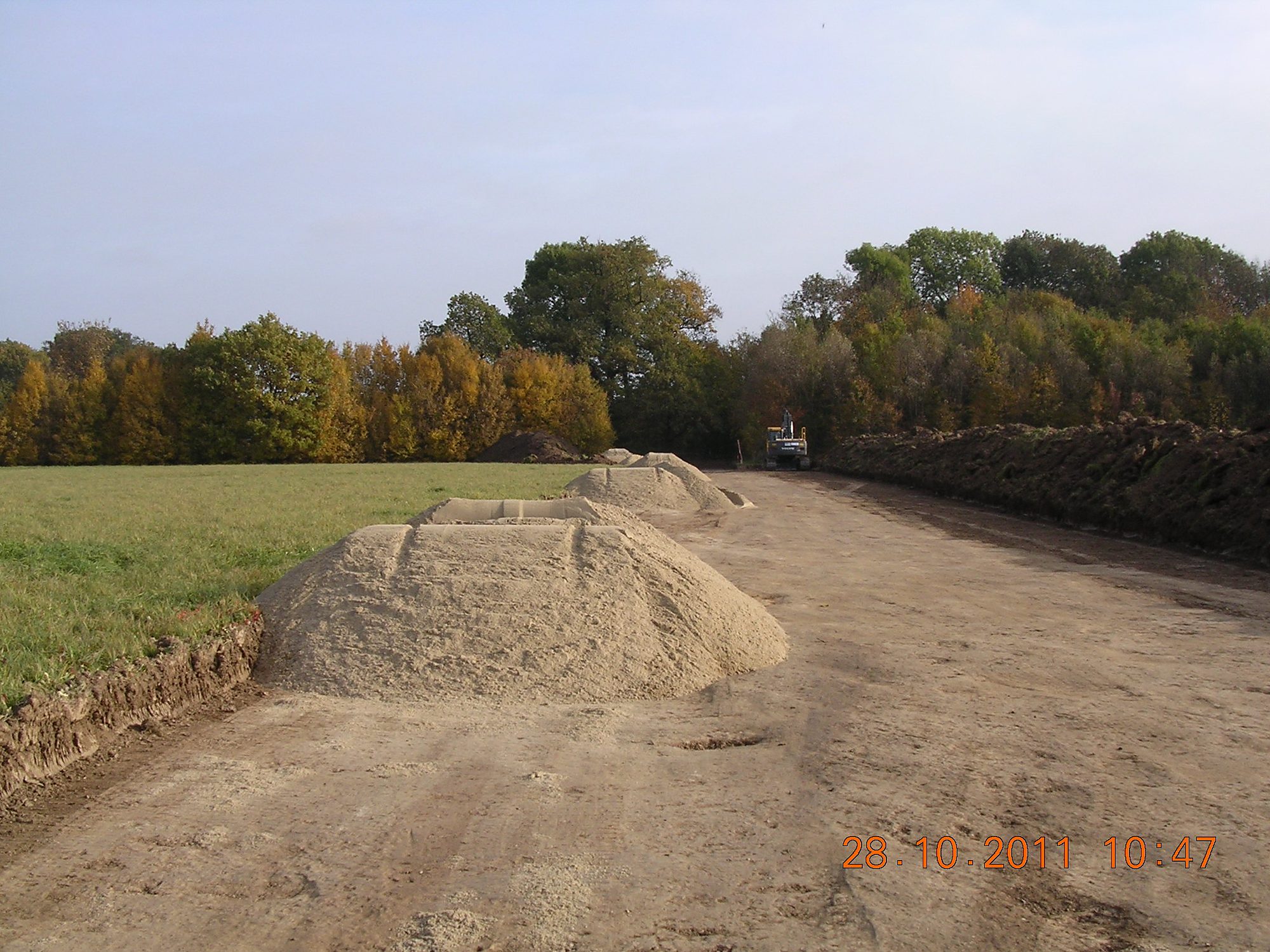 Baustraße und Bodenmieten einer Leitungstrasse am Waldrand