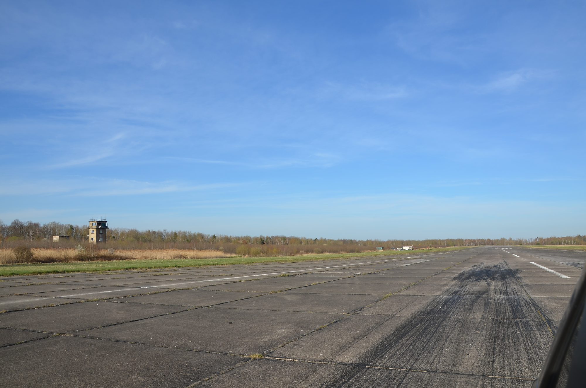 Start- und Landebahn mit Tower eines stillgelegten Flugplatzes